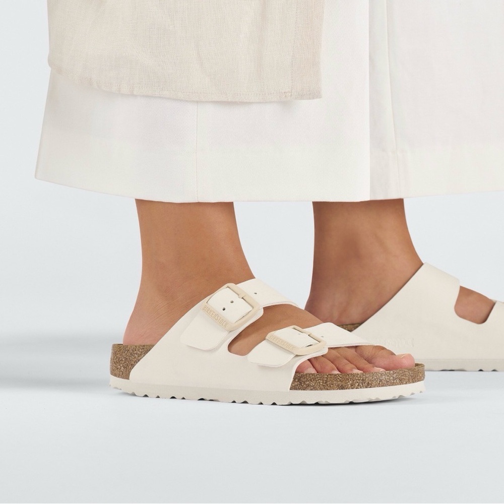 Birkenstock “Arizona” in Birko-Flor eggshell